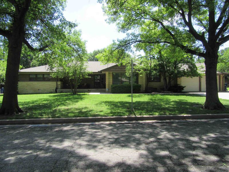 403 S Courtleigh, Wichita, KS 67218