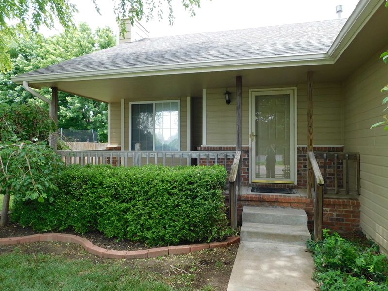 813 N Timberleaf Dr, Derby, KS 67037