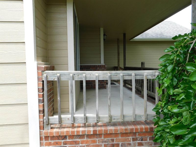 813 N Timberleaf Dr, Derby, KS 67037