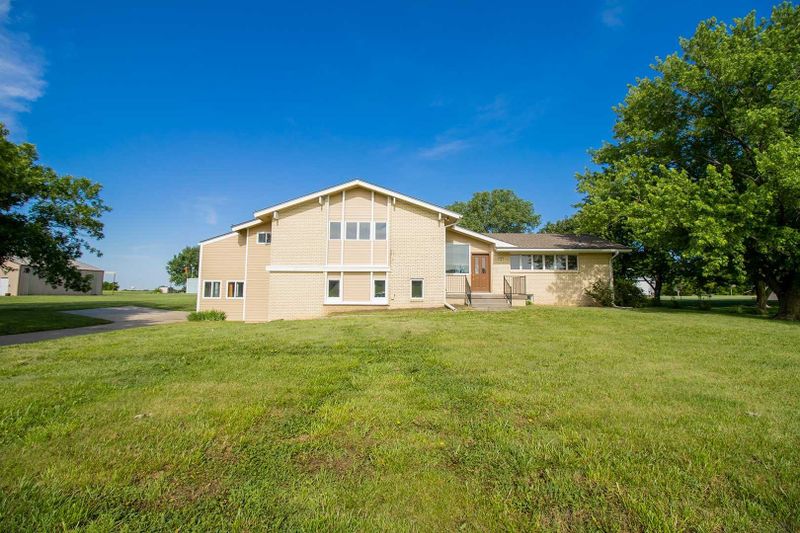 9 N High Point Rd, Valley Center, KS 67147