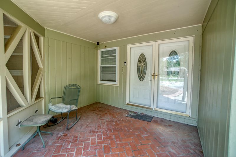 2 S Drury Ln, Eastborough, KS 67207