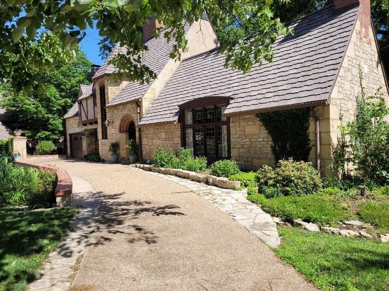 1503 E 10th Ave, Winfield, KS 67156
