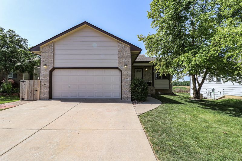 705 E Hedgewood St, Andover, KS 67002