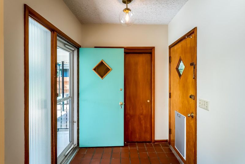703 N Riverdale Dr, Mulvane, KS 67110