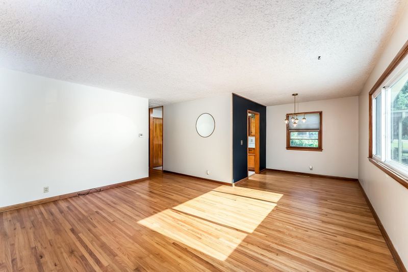 703 N Riverdale Dr, Mulvane, KS 67110