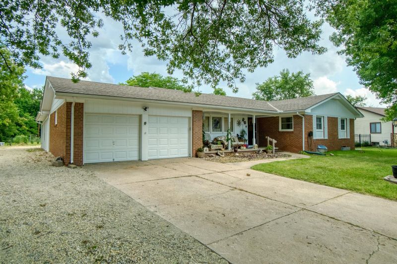 4740 N Battin St, Bel Aire, KS 67220