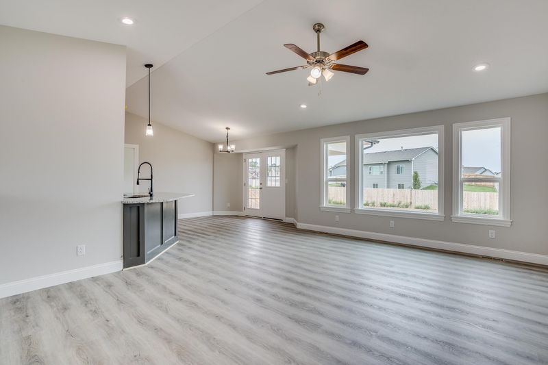 825 E Bellows St, Derby, KS 67037