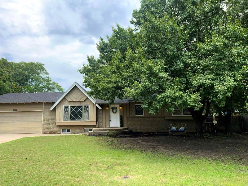 8220 E Peach Tree Ln, Wichita, KS 67207-1144