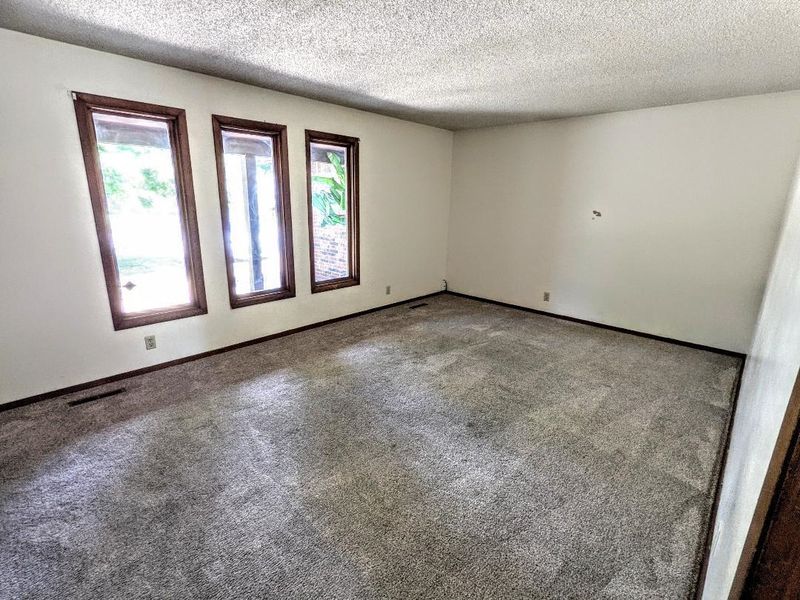 1633 N Mars St, Wichita, KS 67212