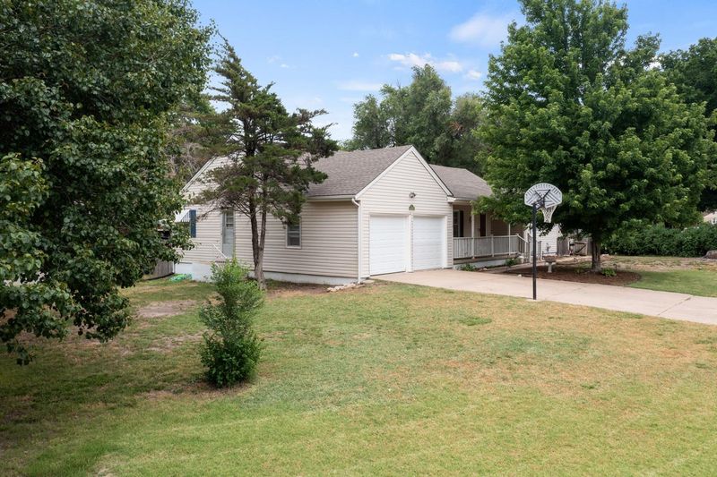 14 Cedar Dr, Newton, KS 67114