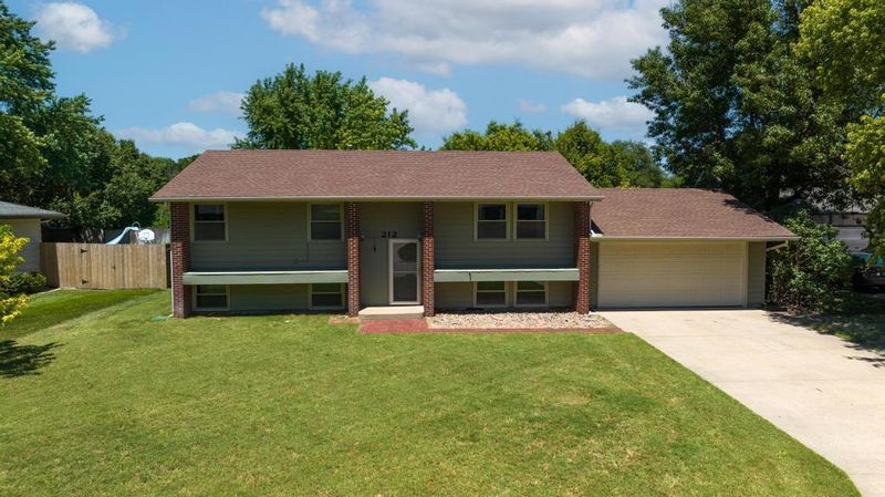 212 Brookside Dr, Newton, KS 67114-8417