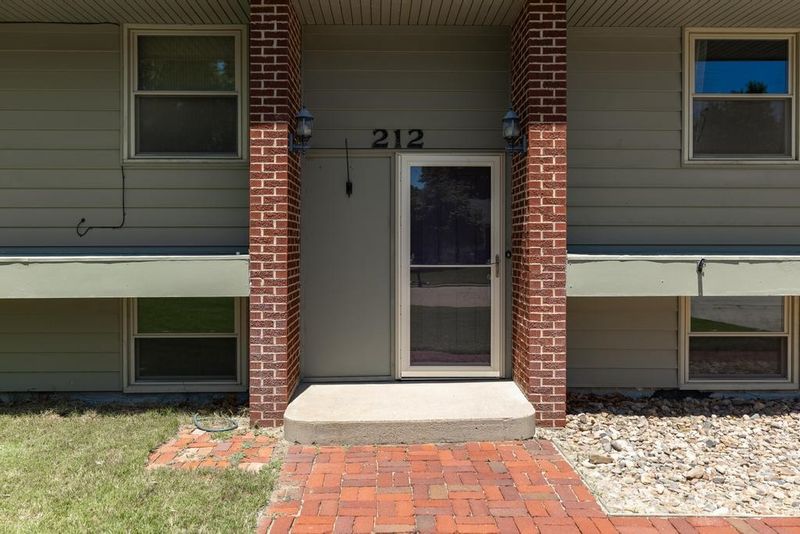212 Brookside Dr, Newton, KS 67114-8417