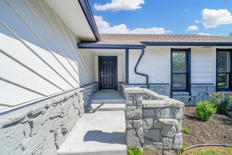 1718 E Brendonwood Rd, Derby, KS 67037