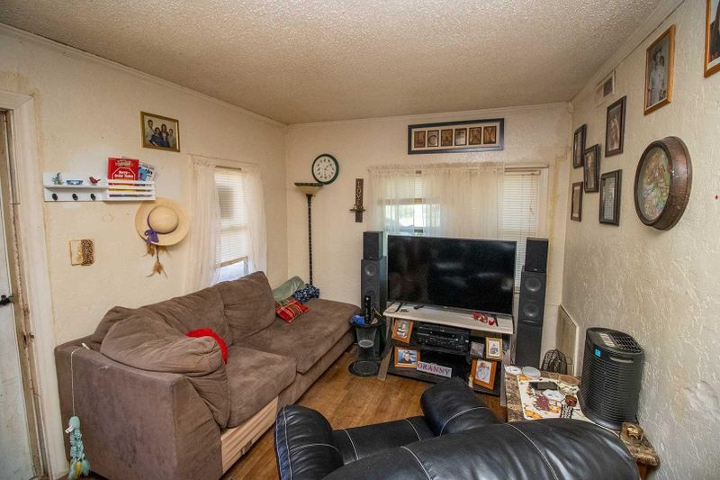 1237 W 33rd St S, Wichita, KS 67217