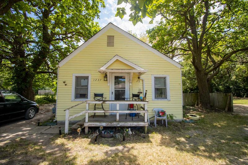 1237 W 33rd St S, Wichita, KS 67217