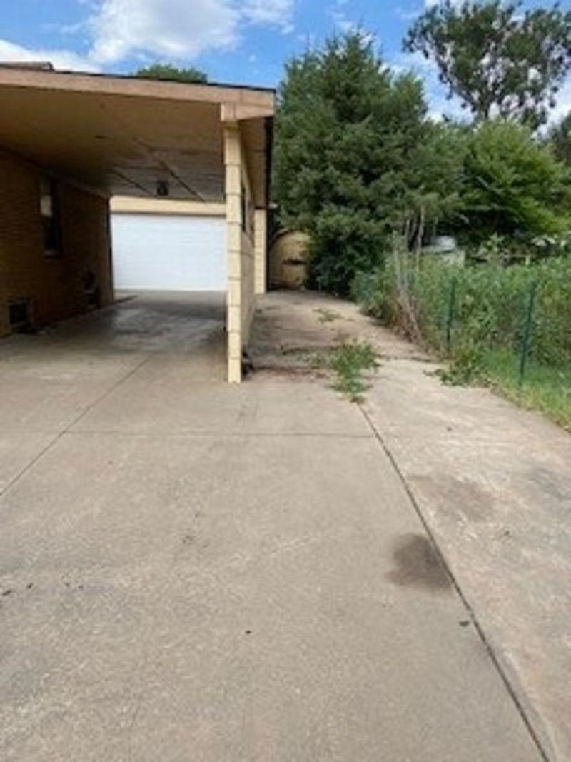 1815 S Pinecrest, Wichita, KS 67218