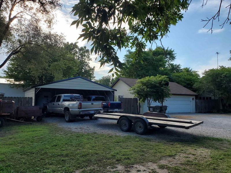 219 Walnut St, Halstead, KS 67056