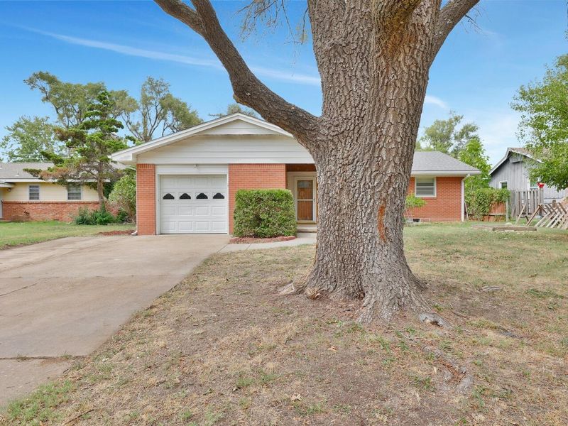 5800 Memphis St, Bel Aire, KS 67220