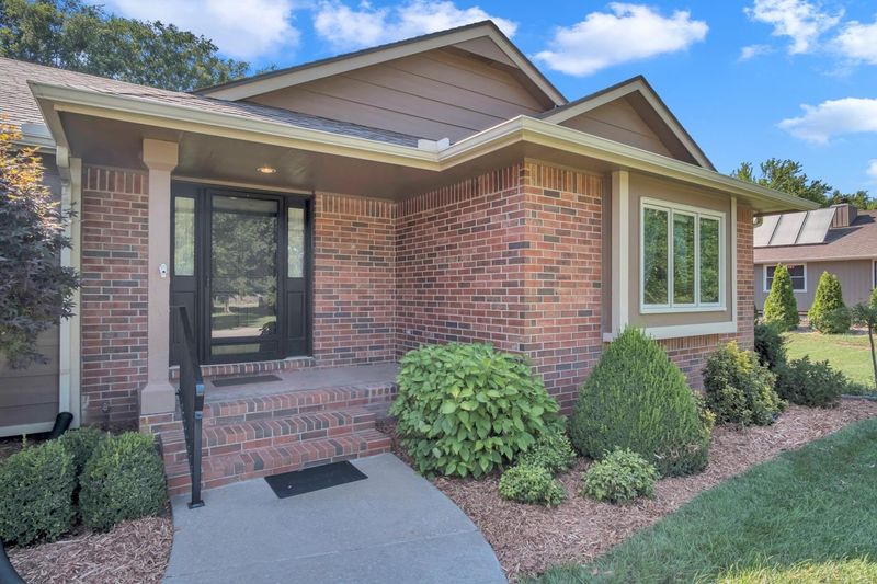 607 Cedar Ridge Dr, Newton, KS 67114