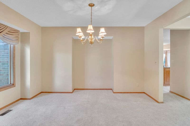 607 Cedar Ridge Dr, Newton, KS 67114