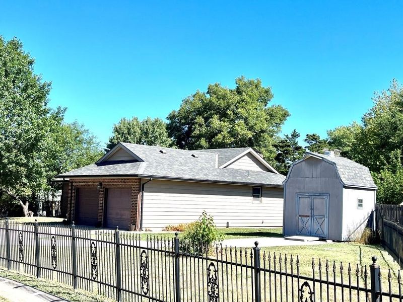8 Frontier Ln, Rose Hill, KS 67133