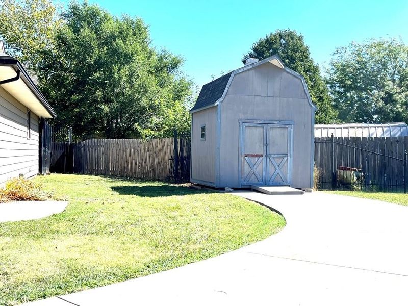 8 Frontier Ln, Rose Hill, KS 67133