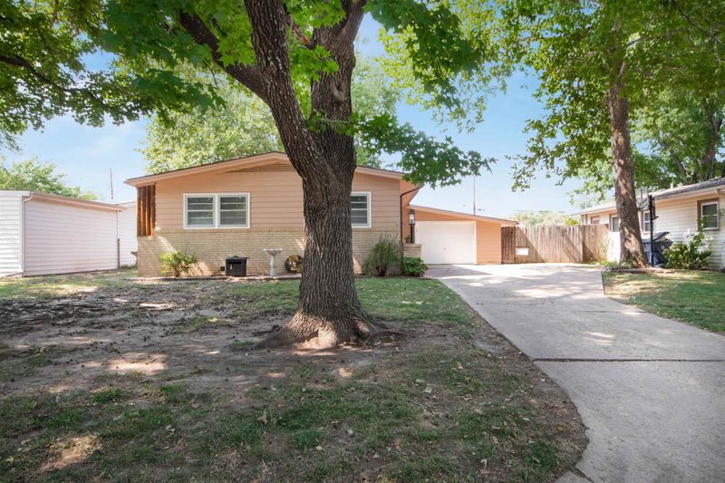 723 S Riverview Ave, Derby, KS 67037
