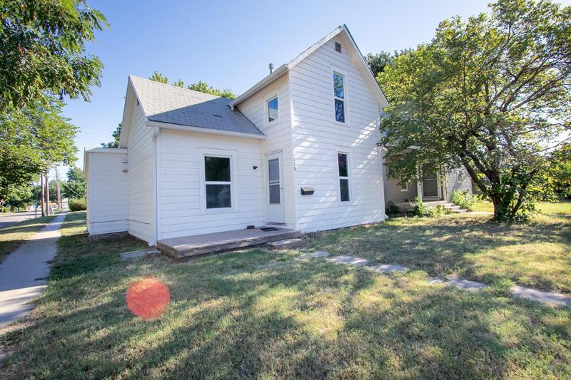 228 SW 3rd St, Newton, KS 67114