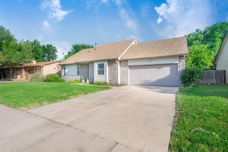 5816 Denise St, Bel Aire, KS 67220
