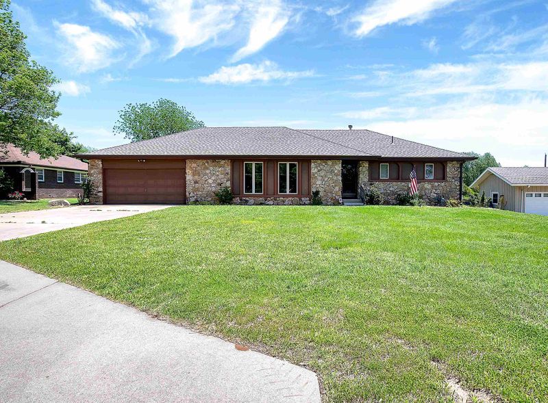 612 S Maize Rd, Wichita, KS 67209