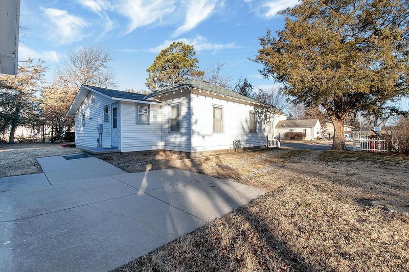 207 E 1st Ave, Goddard, KS 67052