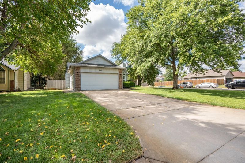 619 Deerfield Cir, Valley Center, KS 67147