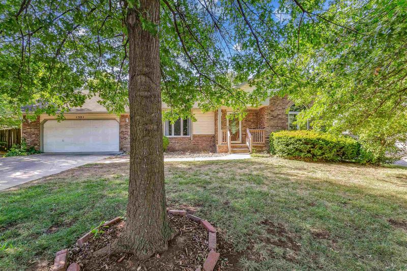 1321 E James St, Derby, KS 67037