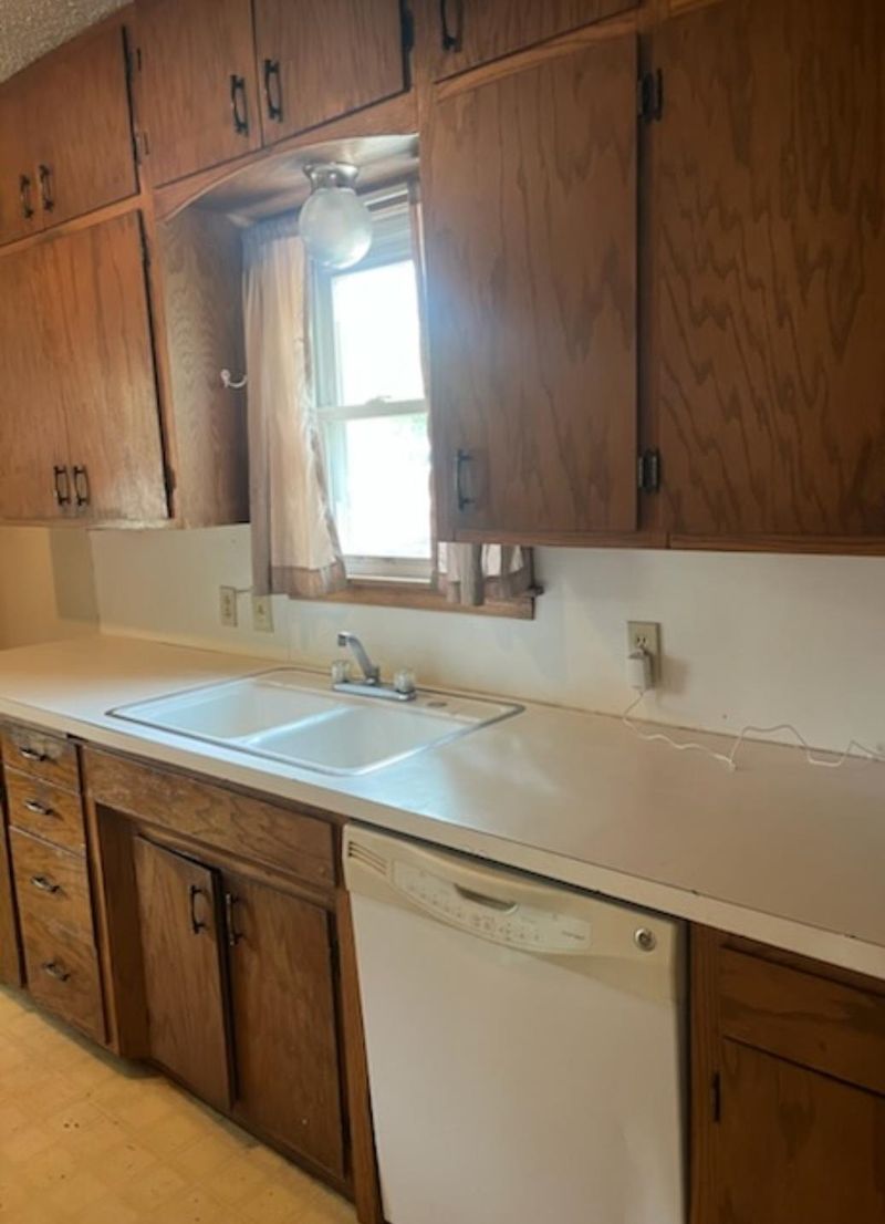 129 E 9th St, Newton, KS 67114