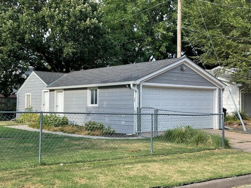400 SE 4th St, Newton, KS 67114