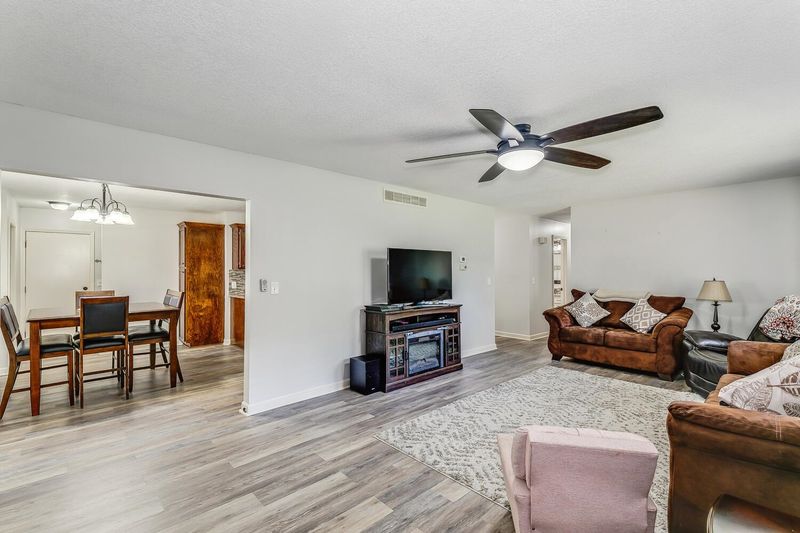955 E Wedgewood Dr, Derby, KS 67037
