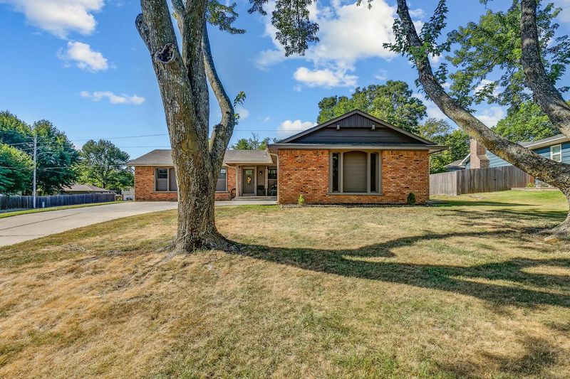 955 E Wedgewood Dr, Derby, KS 67037