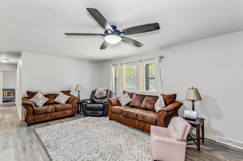 955 E Wedgewood Dr, Derby, KS 67037