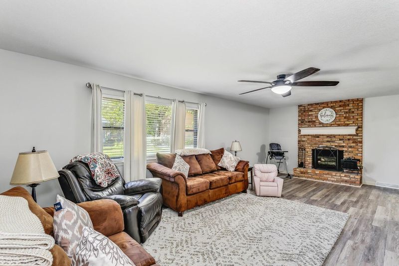 955 E Wedgewood Dr, Derby, KS 67037