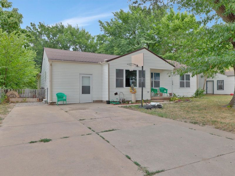 224 E Spencer Dr, Haysville, KS 67060