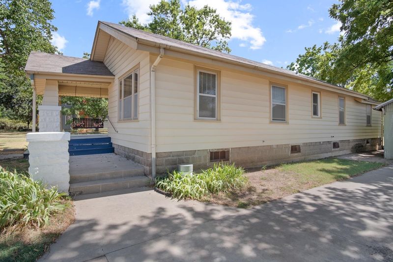 1009 E Broadway St, Newton, KS 67114