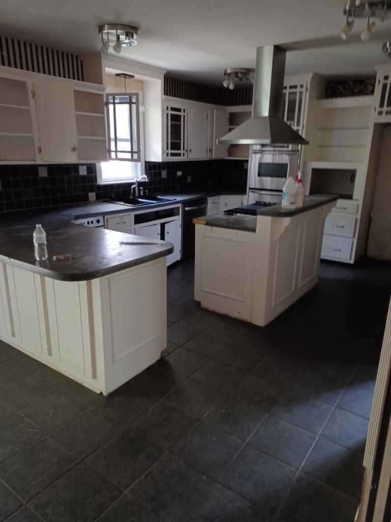 5901 Memphis St, Bel Aire, KS 67220