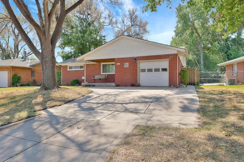 8339 E Rose Ln, Wichita, KS 67207