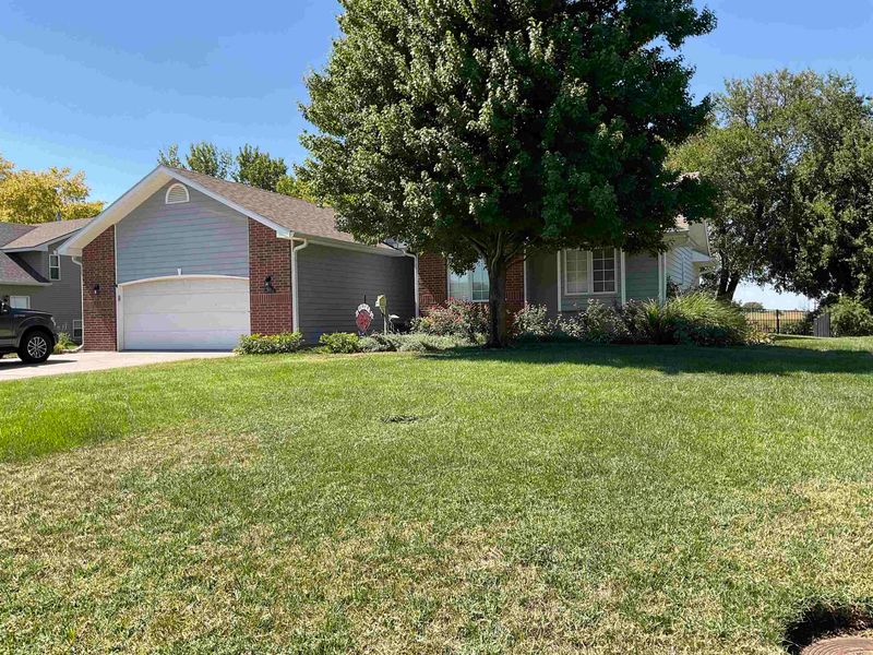 1215 Redbud Ct, Halstead, KS 67056