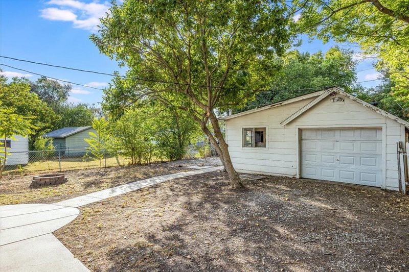 908 E Harvey Ave, Wellington, KS 67152