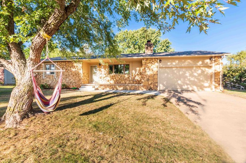 915 N Garfield St, Cheney, KS 67025