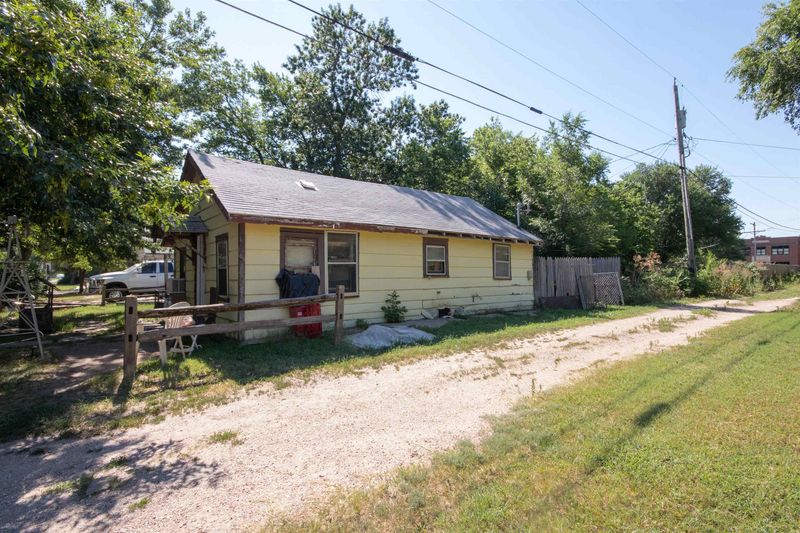 113 E Market St, Burrton, KS 67020