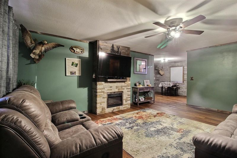 1420 Shelly Dr, Mulvane, KS 67110
