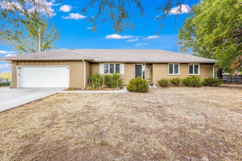 12116 E Fireside Ln, Derby, KS 67037