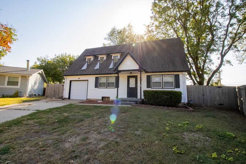 1214 N Sunset Ct, Mulvane, KS 67110